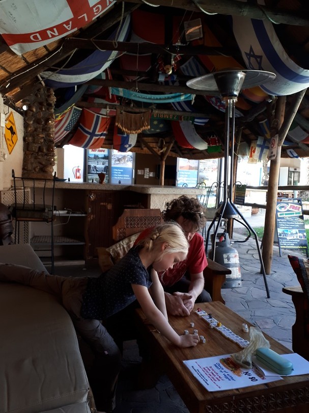 Spelletjes doen bij het hostel