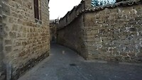 Drone "Wandeling" door de steeg