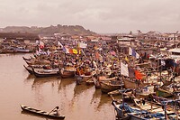 Vissersbootjes in Elmina