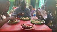 Lokale lunch bij het ziekenhuis: nsima (of rijst) met bonen en kip