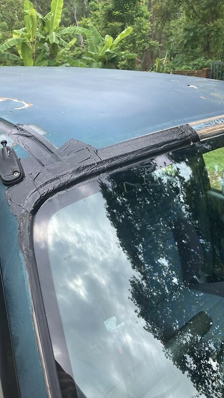 Ducttape om de regen buiten de auto te houden
