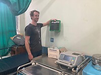 Bart is nog steeds bezig met nog meer monitors ophangen!