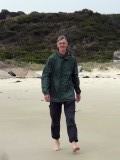 DSC02475: Freek op het strand in de regen bij Beerbarral Beach