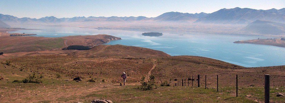 a IMG_2791_Lake Tekapo wandeling mt John- Panorama met Bep