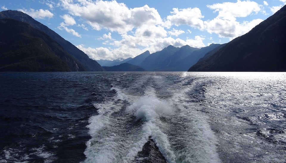 b1_DSC03268_Manapouri - boottocht Doubtful Sound - gas er op