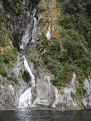 b5_DSC03205_Manapouri - boottocht Doubtful Sound - waterval