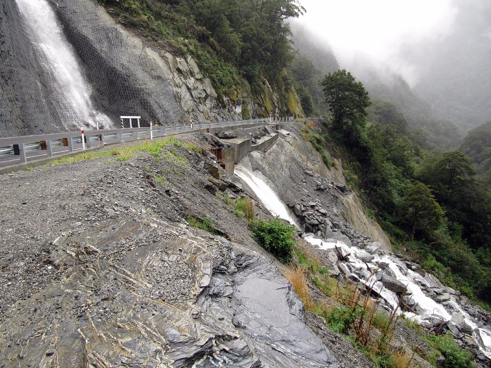 d1_IMG_3541_van Wanaka naar Haast - waterval onder de weg door dicht bij de Gates of Haast