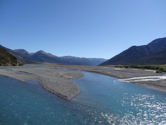DSC03393_TranzAlpine van Greymouth naar Christchurch -vergezicht langs de rivier