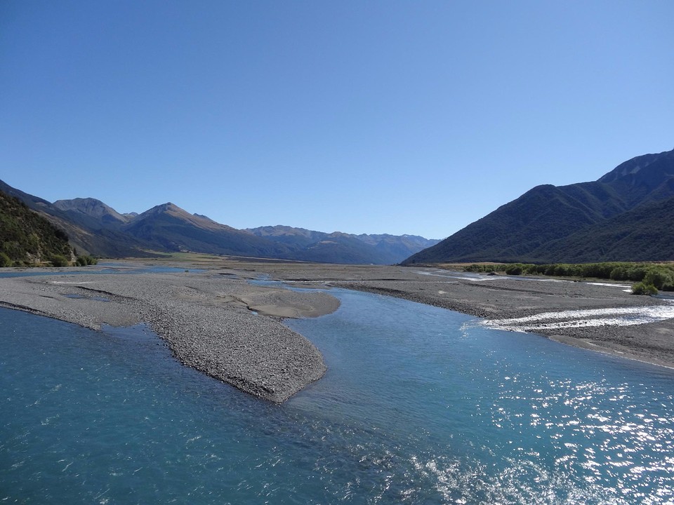 DSC03393_TranzAlpine van Greymouth naar Christchurch -vergezicht langs de rivier