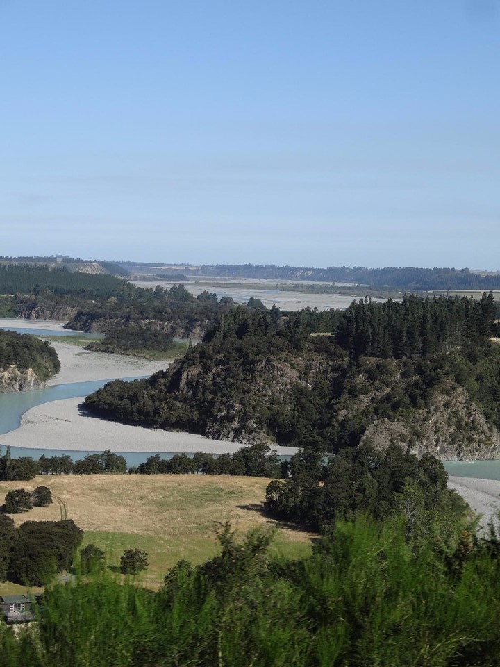 DSC03409_TranzAlpine van Greymouth naar Christchurch -  loop van de rivier in de vlakte