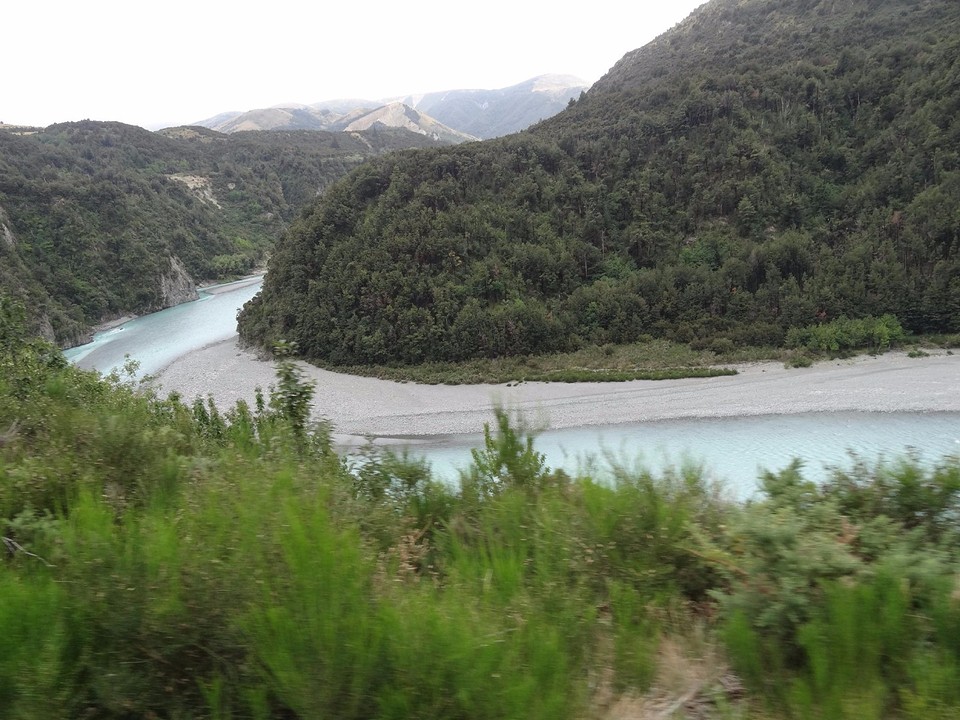 DSC03430_TranzAlpine van Christchurch naar Greymouth - rivier in dal