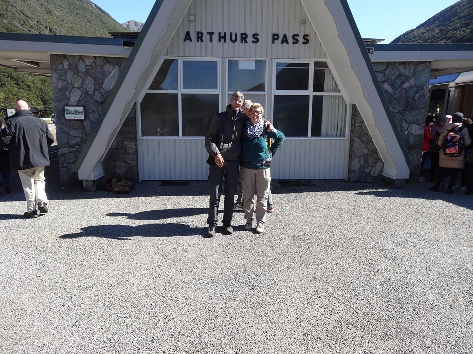 DSC03496_Bep en Freek bij Arthurs Pass