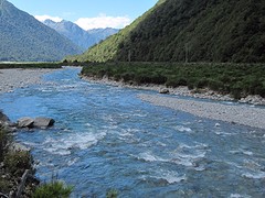 IMG_3708_TranzAlpine van Greymouth naar Christchurch - hard stromend water in de rivier