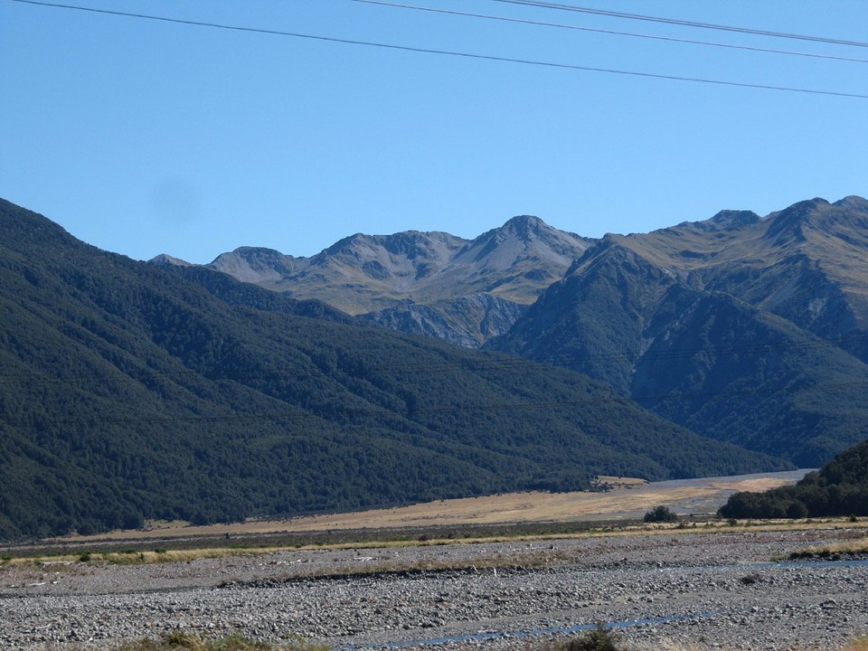 IMG_3739_TranzAlpine van Greymouth naar Christchurch - vergezicht vlakte met bergen