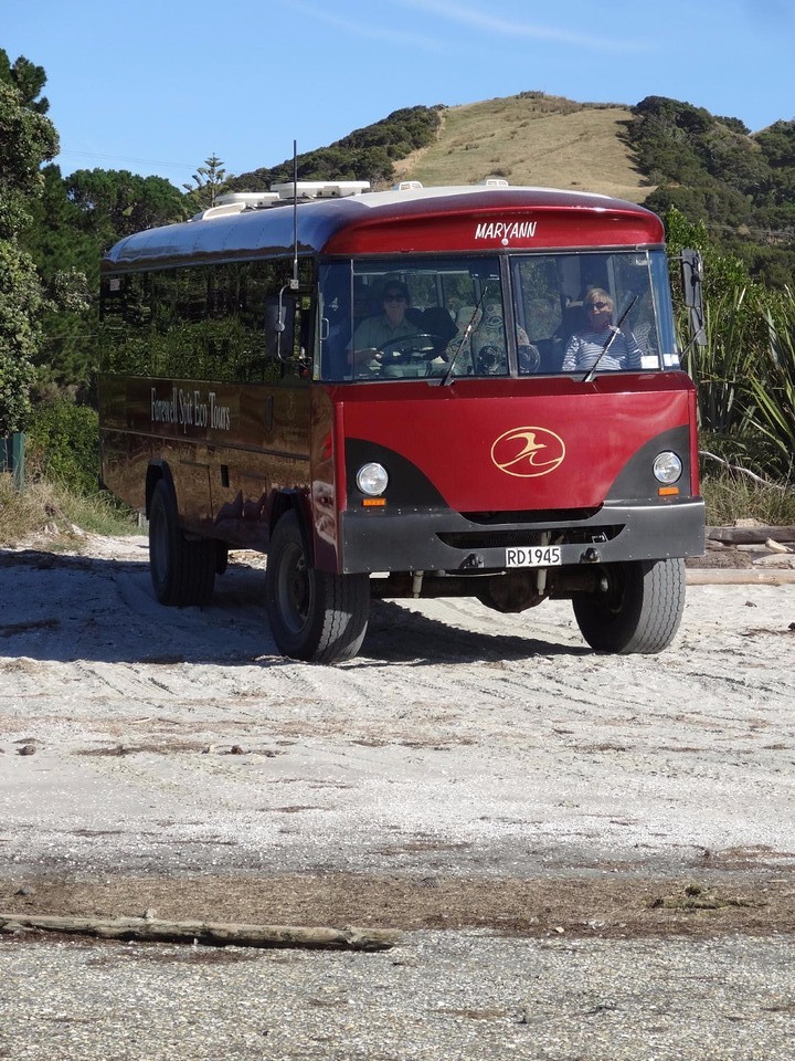 c3_DSC03731_Cape Farewell  - tourbus hoog op de wielen