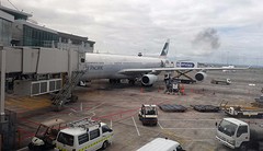d1_DSC04913_Airport Auckland  - ons vliegtuig van Cathay Pacific Airways