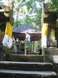 ingang tempel, voor ceremonies, volgens gids vooral oktober