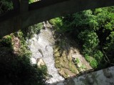 heel ver en diep beneden een rivier