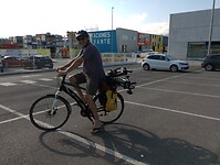 Nw fietsje achterop de bagagedrager