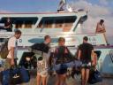 Op weg naar boot om te duiken