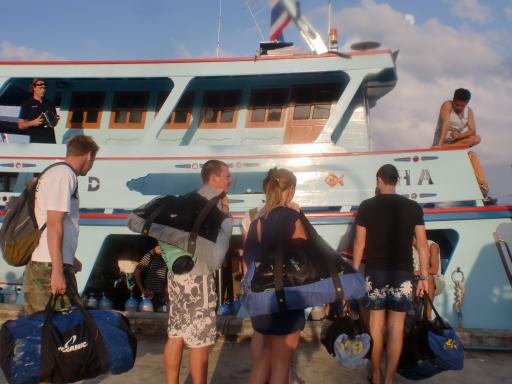 Op weg naar boot om te duiken