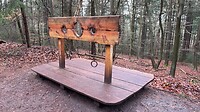 Schandpaal in het bos
