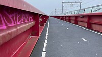 Brug over IJssel met nuttige beschutting tegen de eerste regen