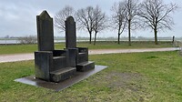 Stoelen aan de dijk