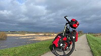 Fiets op dijk, blijft net staan