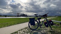 fiet op dijk met zon