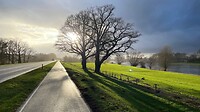 schittende lucht met bui en zon