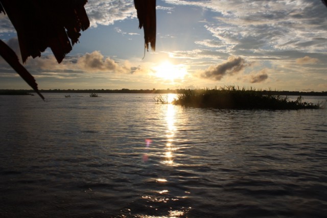 ook-aan-de-amazone-gaat-de-zon-onder-foto-maurice-wubben-s-reisblog