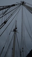 Crewleden aan het werk in de mast