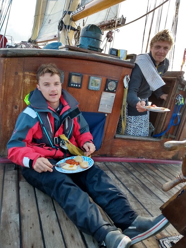 English breakfast gebracht door ober Jon