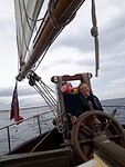 Net vertrokken, eerste wacht achter het roer