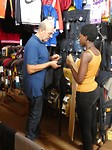 Onderhandeling aankoop spijkerbroek, uiteindelijk koop gesloten voor 7 euro.