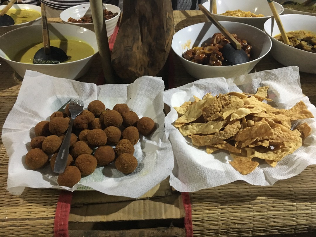 Tonijnballetjes en soort chips