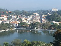 Uitzicht op het meer van Kandy