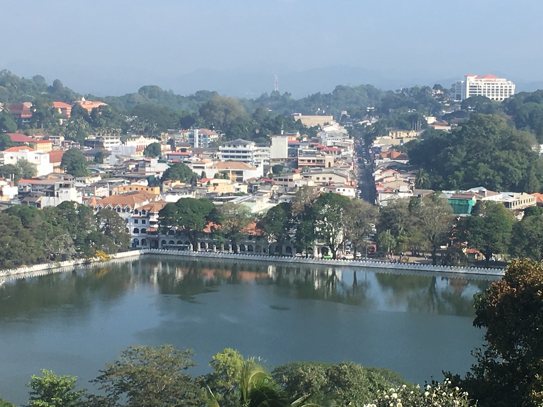 Uitzicht op het meer van Kandy