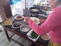 Vietnamese pizza in de maak