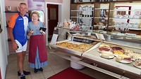 Oma in de konditorei