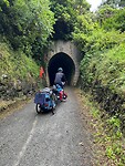 Fietsen door een spoortunnel