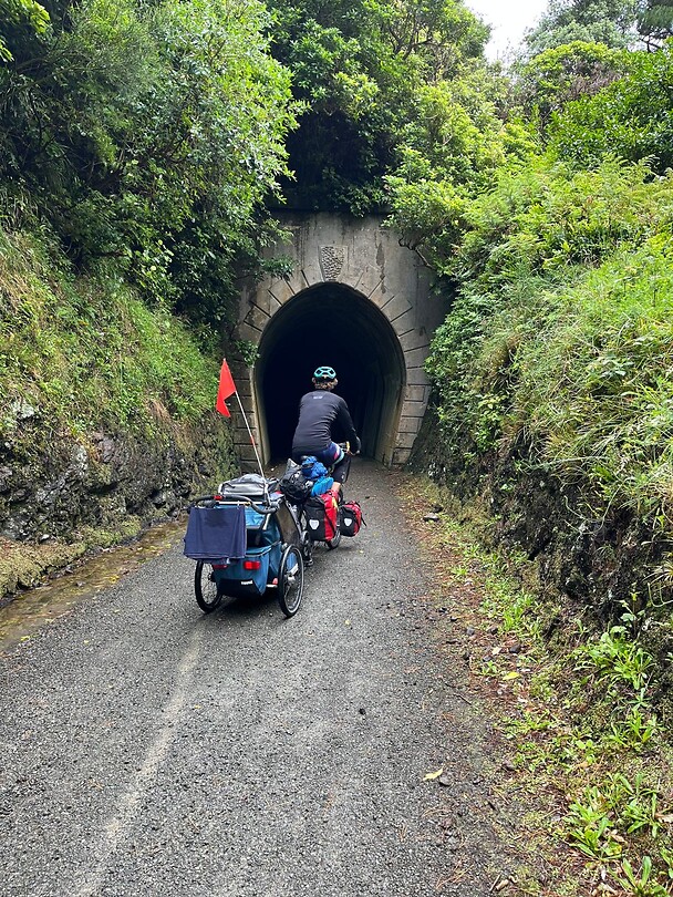 Fietsen door een spoortunnel