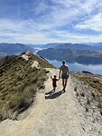 Susan en Sam wandelen op een berg. Hoger dan de vogels