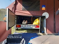 Je mag ook wel in de auto hoor Tom...