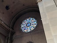 In de kerk, prachtige ramen