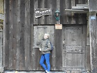 Marion poseert voor haar Chalet