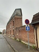 De pijlen geven aan waar het huis afgekort werd