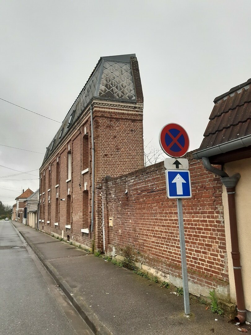 De pijlen geven aan waar het huis afgekort werd