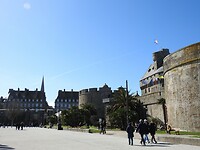 Aanzicht van Saint Malo vanaf de haven